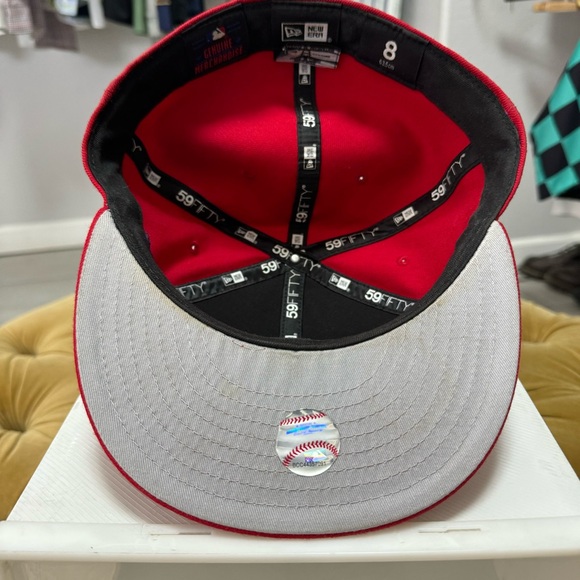 Red and Chrome fitted Yankee hat. - Picture 3 of 5